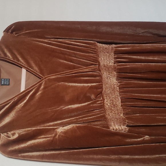 Golden Velvet Midi Dress - Picture 4 of 5